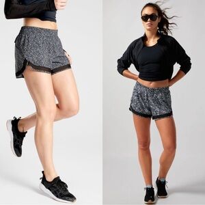 ATHLETA Printed Mesh Racer Run Short 4" Windstorm Black White Size Large